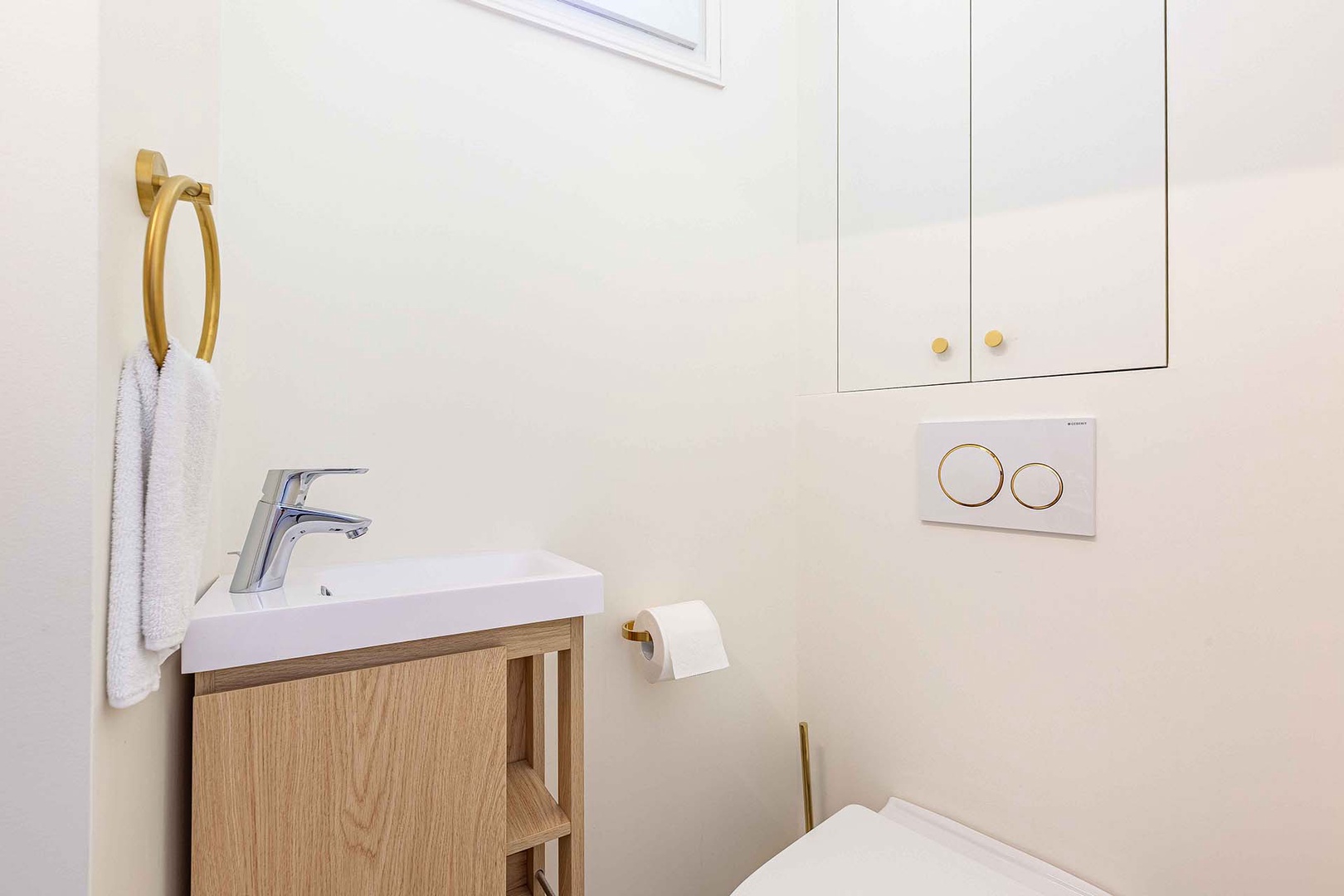 En suite powder room to bedroom 1.