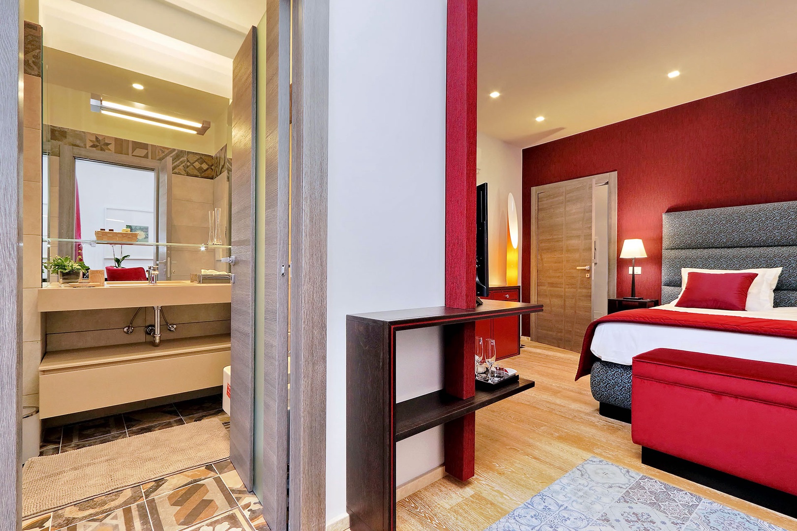 Spacious en suite bathroom in bedroom 1.
