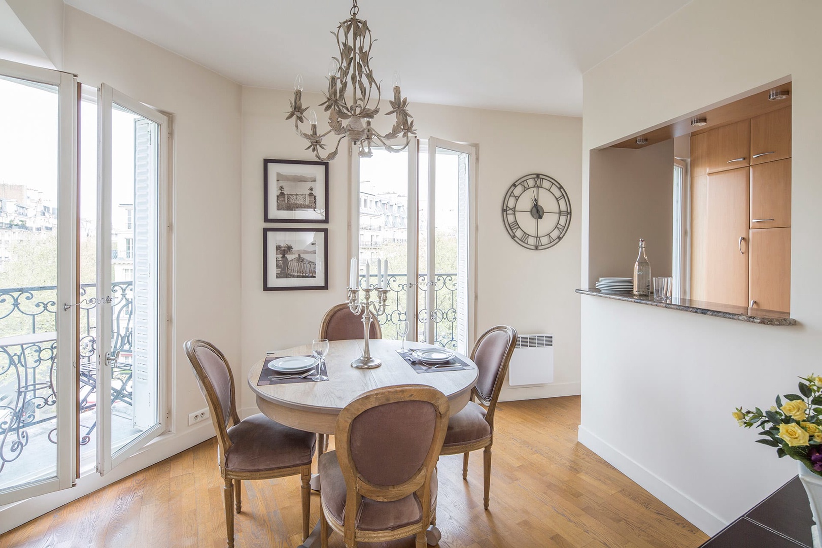 The dining area has the ideal romantic atmosphere for enjoying French cuisine at home.