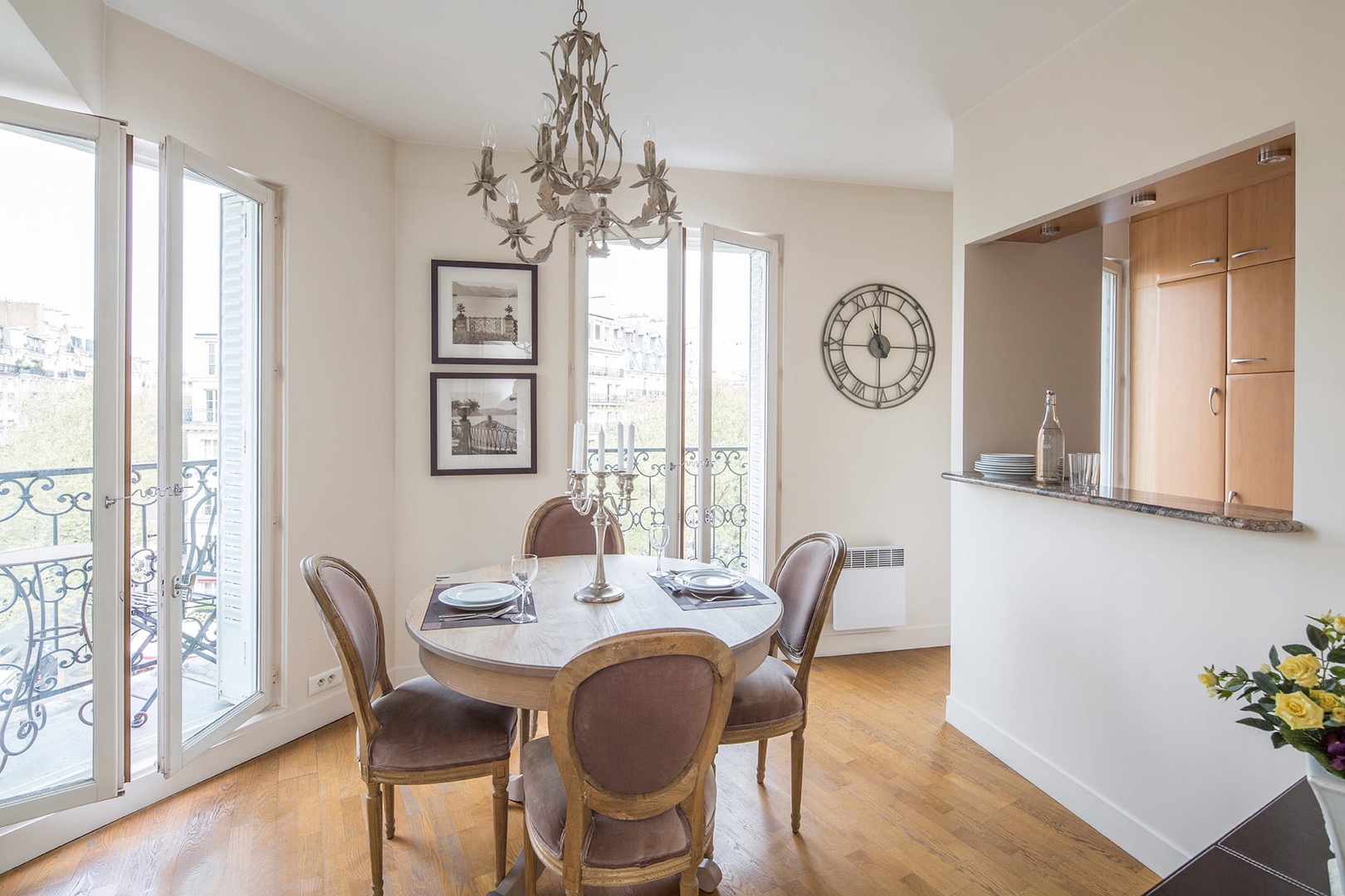 The dining area has the ideal romantic atmosphere for enjoying French cuisine at home.