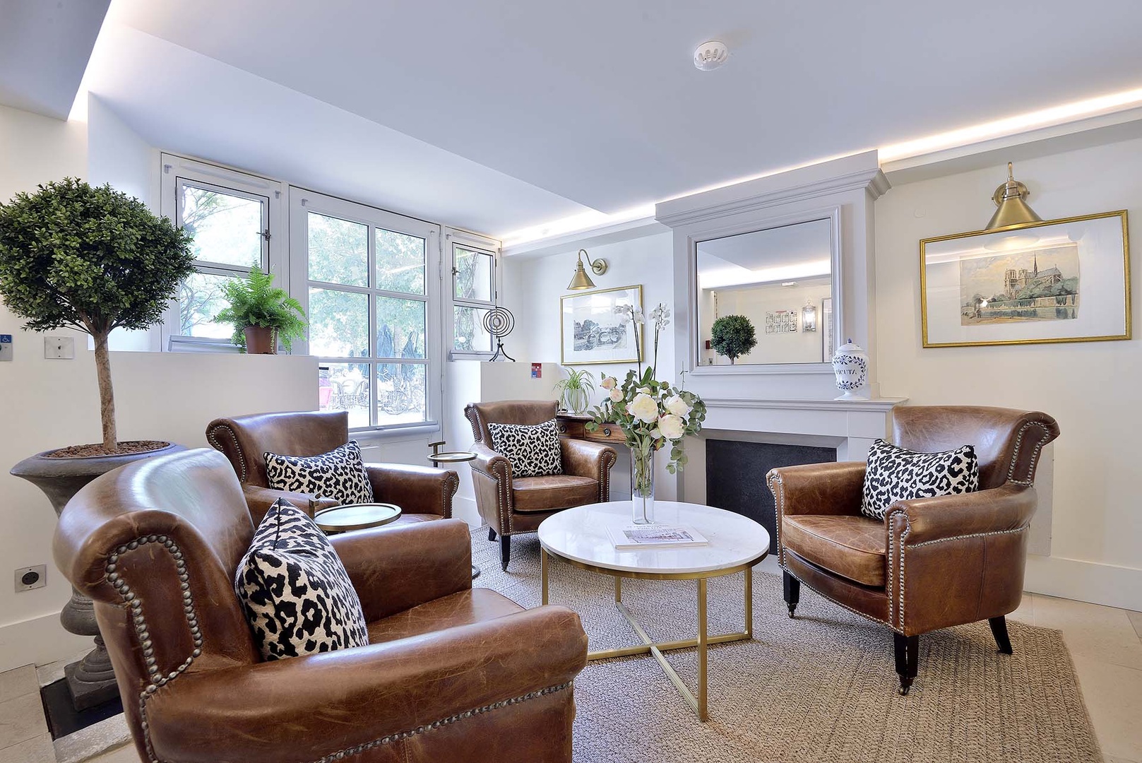 The welcoming lobby of our Place Dauphine apartment building.