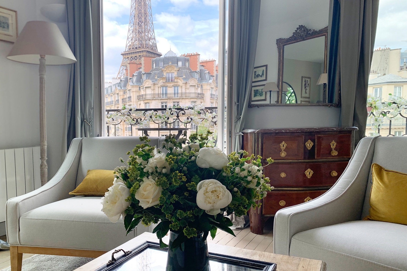 Apartment Eiffel Tower romantic view, Paris, France 