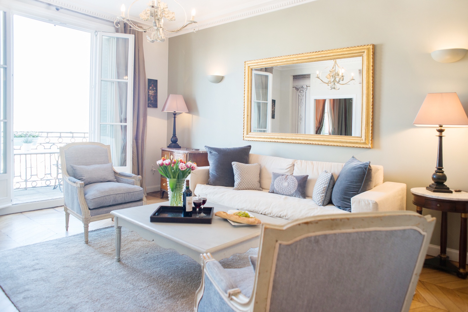Enjoy your Paris stay in style in the comfortable living room.