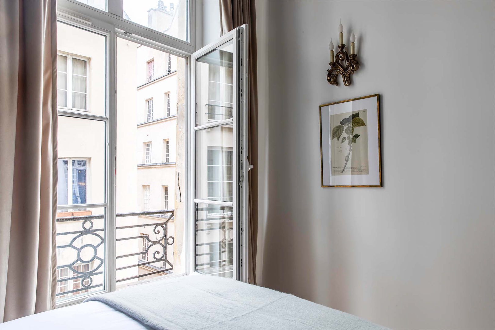 Wake up and enjoy staying on a historic island in Paris!