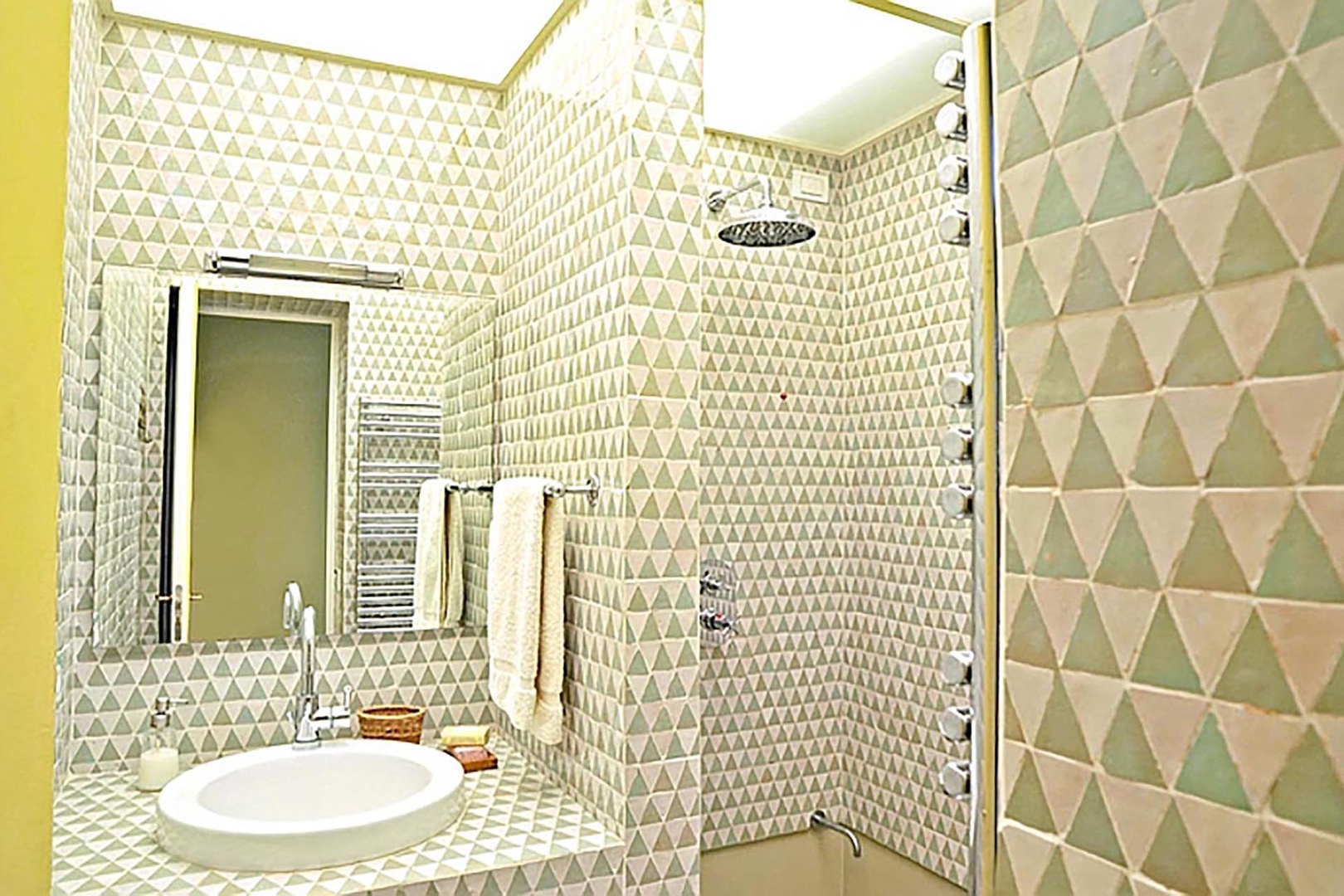 Bathroom 2 en suite to bedroom 2