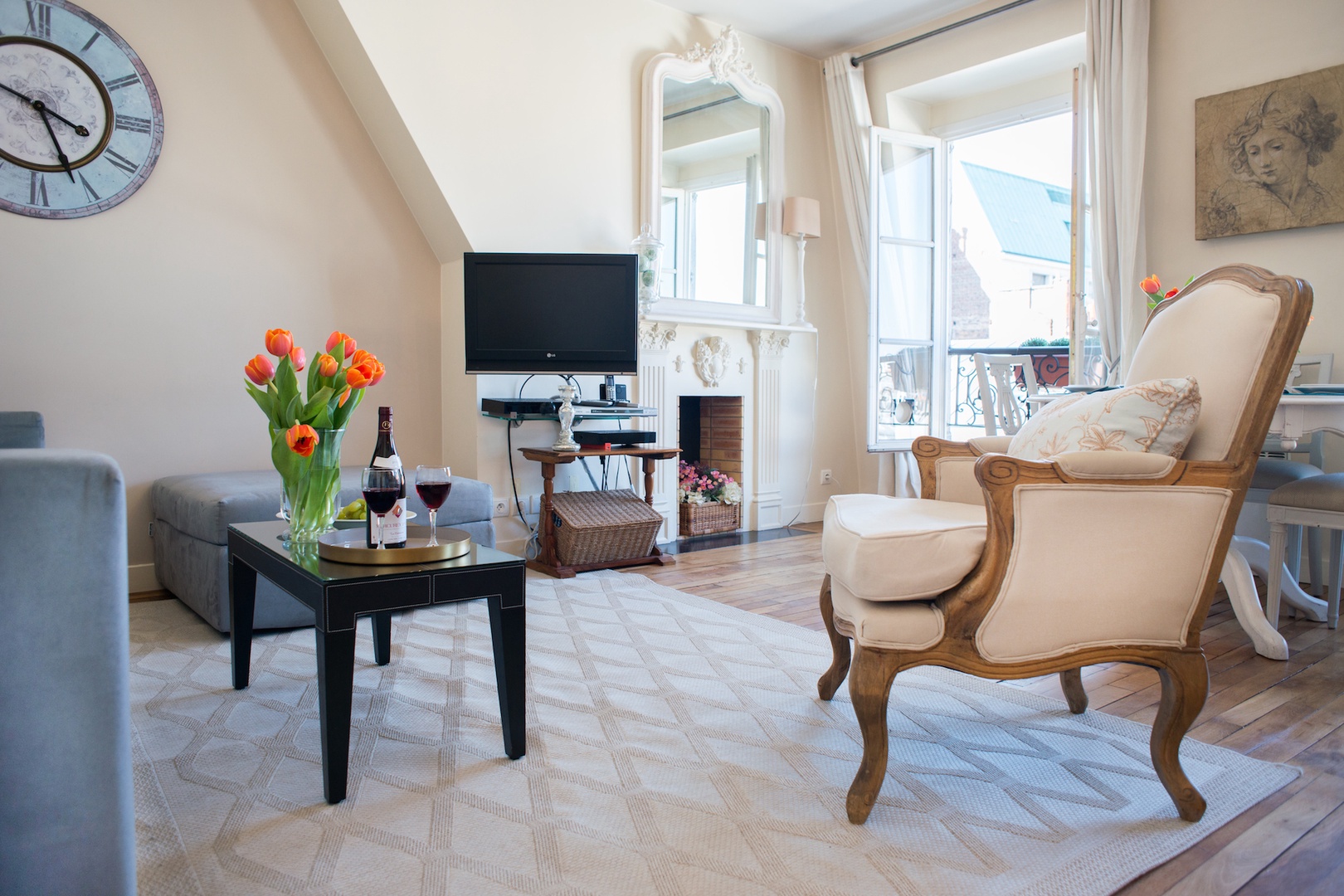 Welcome to the charming Muscadelle with Eiffel Tower views!