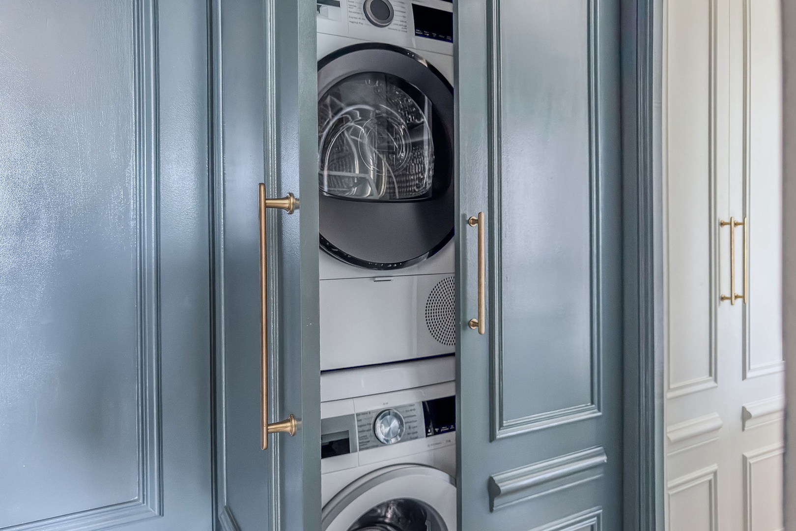 Washer and separate dryer - a great touch!