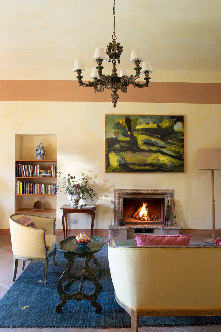 Working fireplace in the spacious Bersagliere living room.