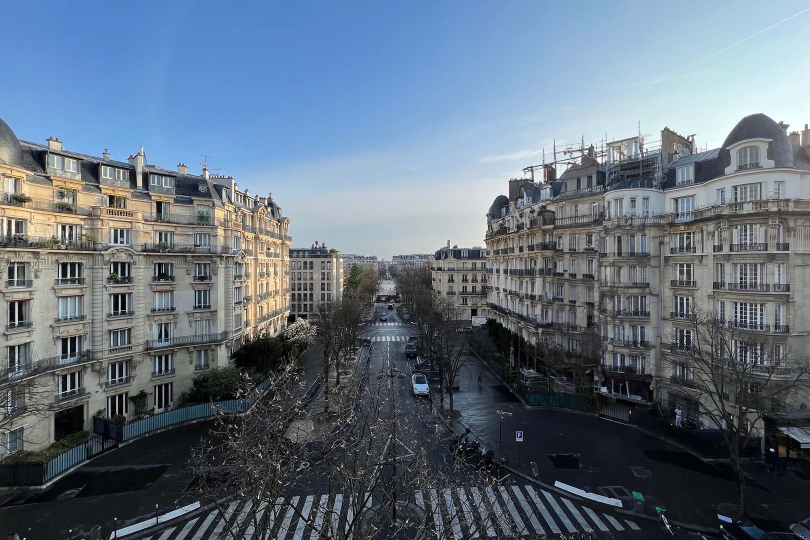 Direct view of the Champ de Mars garden.
