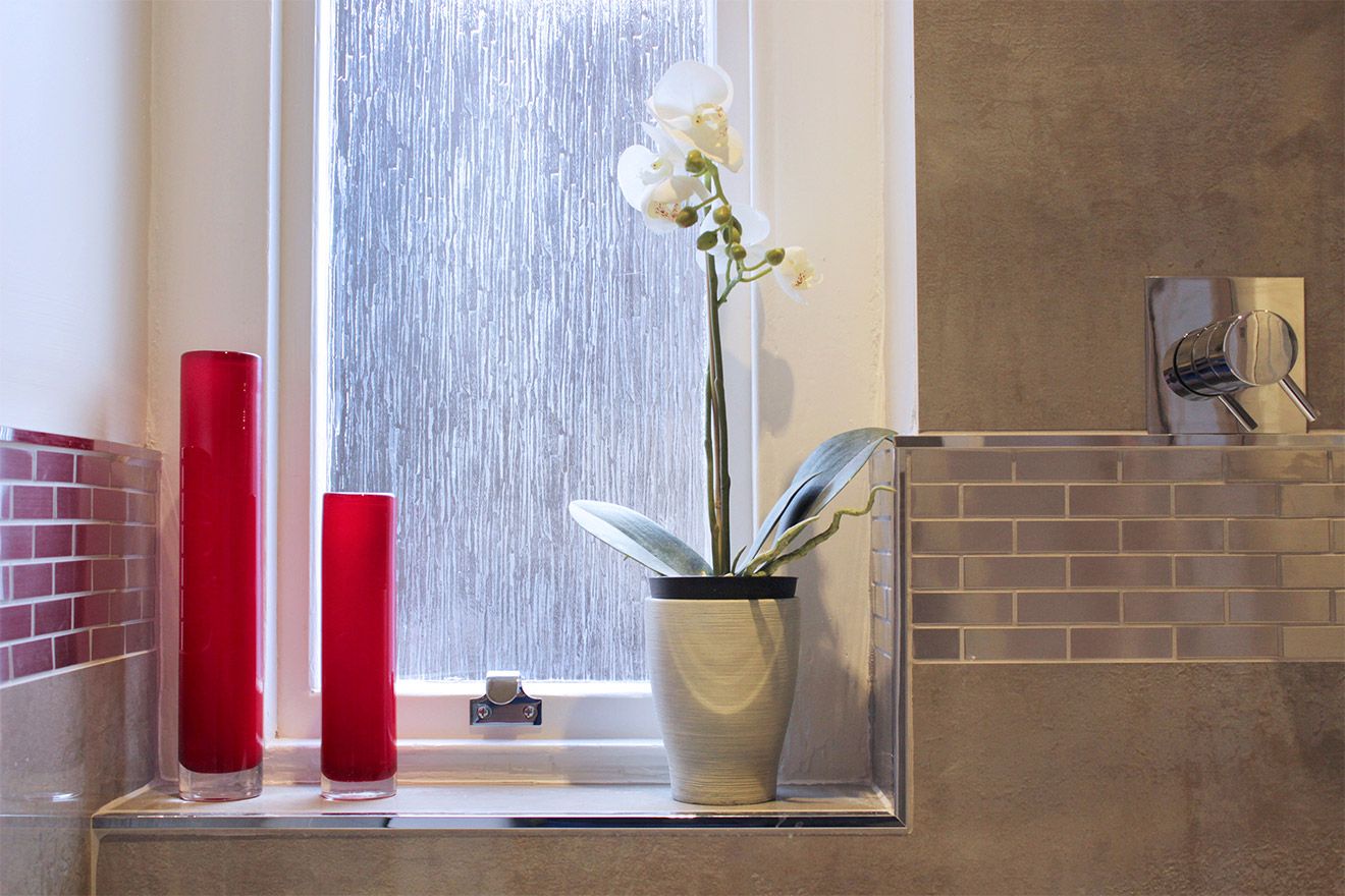 Window and decorative touches in the bathroom