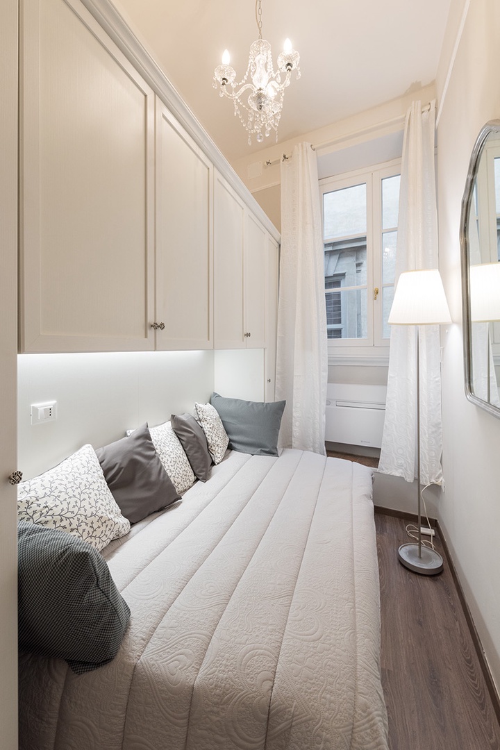 Bedroom 2 has a comfortable bed and overlooks Via del Parione.