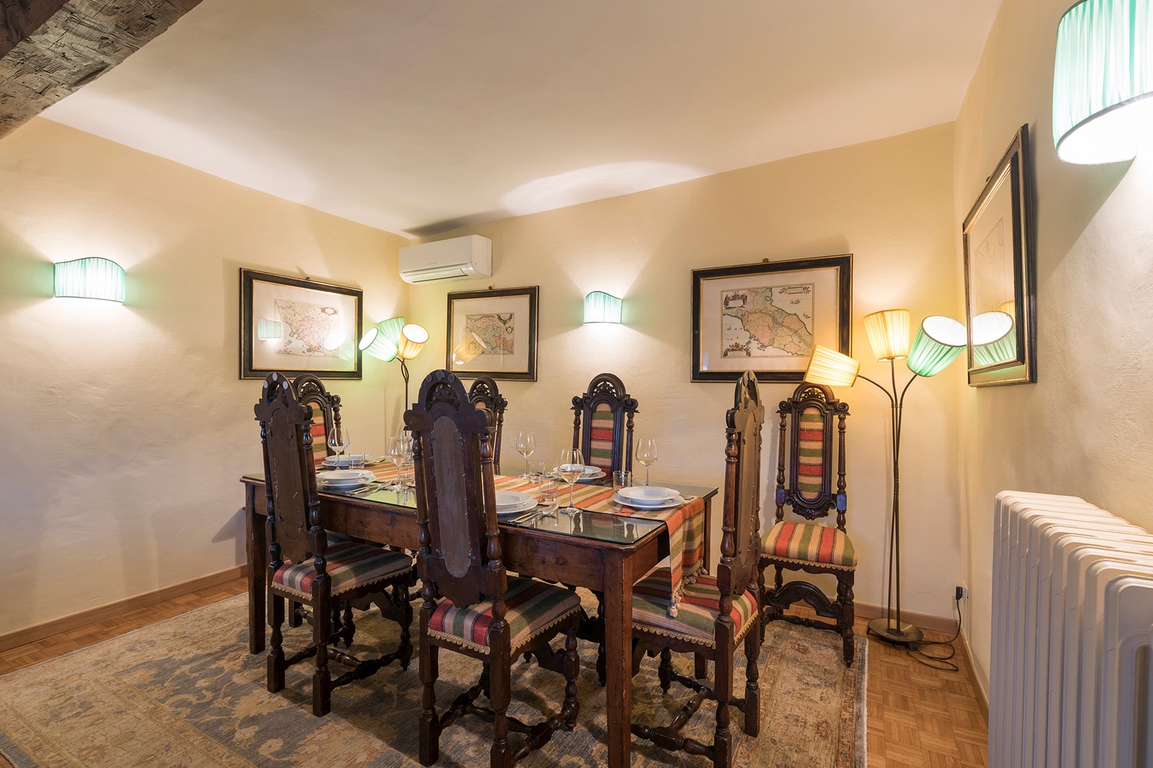 Experience how the nobility of Florence once lived in this fine, elegant apartment.