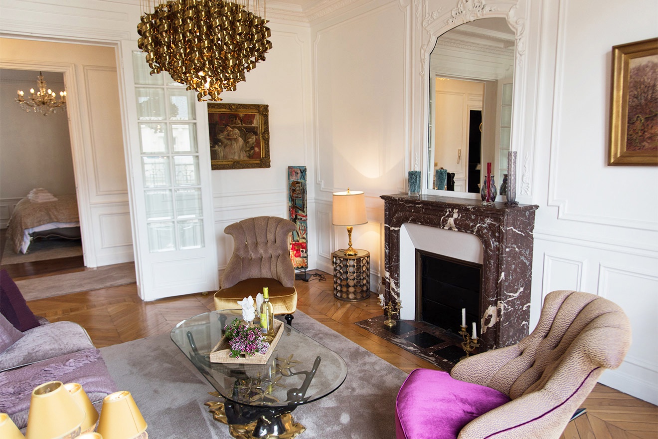 Live like royalty in this luxurious Paris apartment!