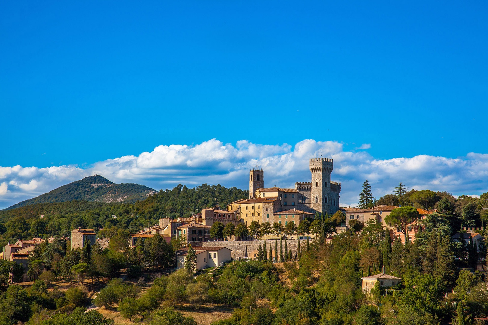 The town of San Casciano dei Bagni is as picturesque can be.