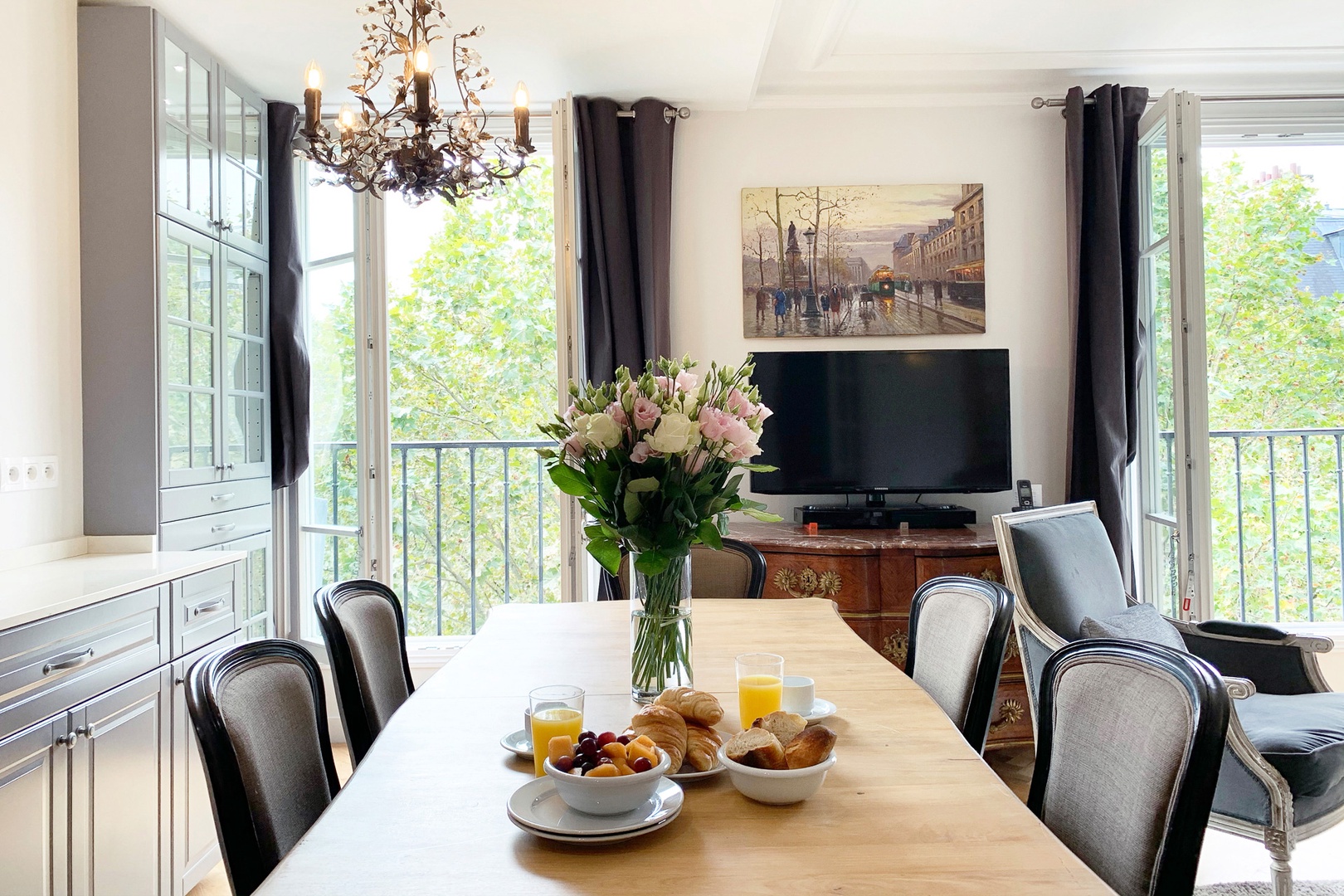 Enjoy romantic meals in your very own Parisian home.