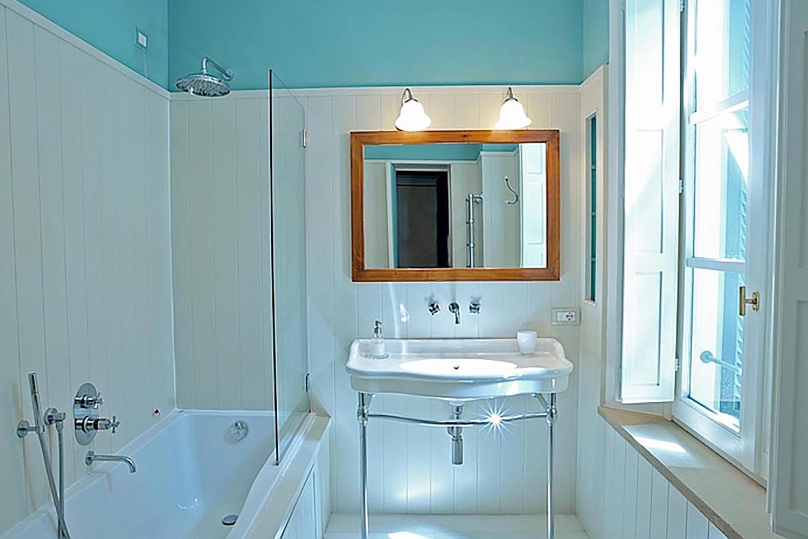 Bathroom 5 en suite to bedroom 5.