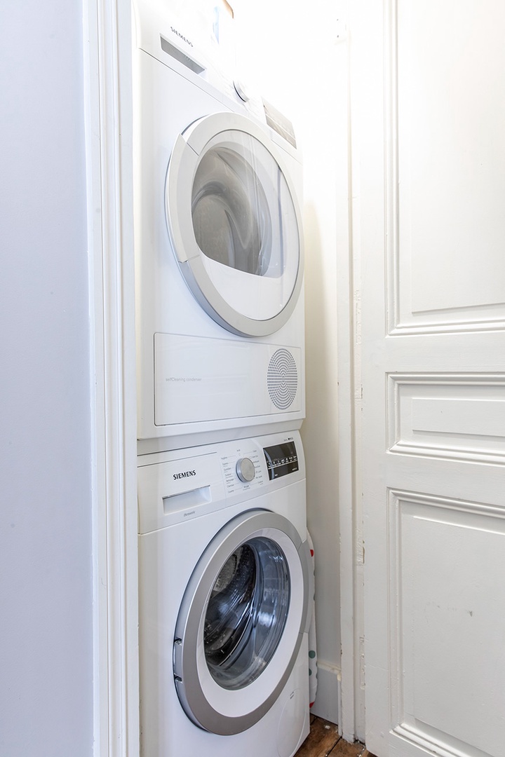 Separate washer and dryer - a rare feature in Paris!