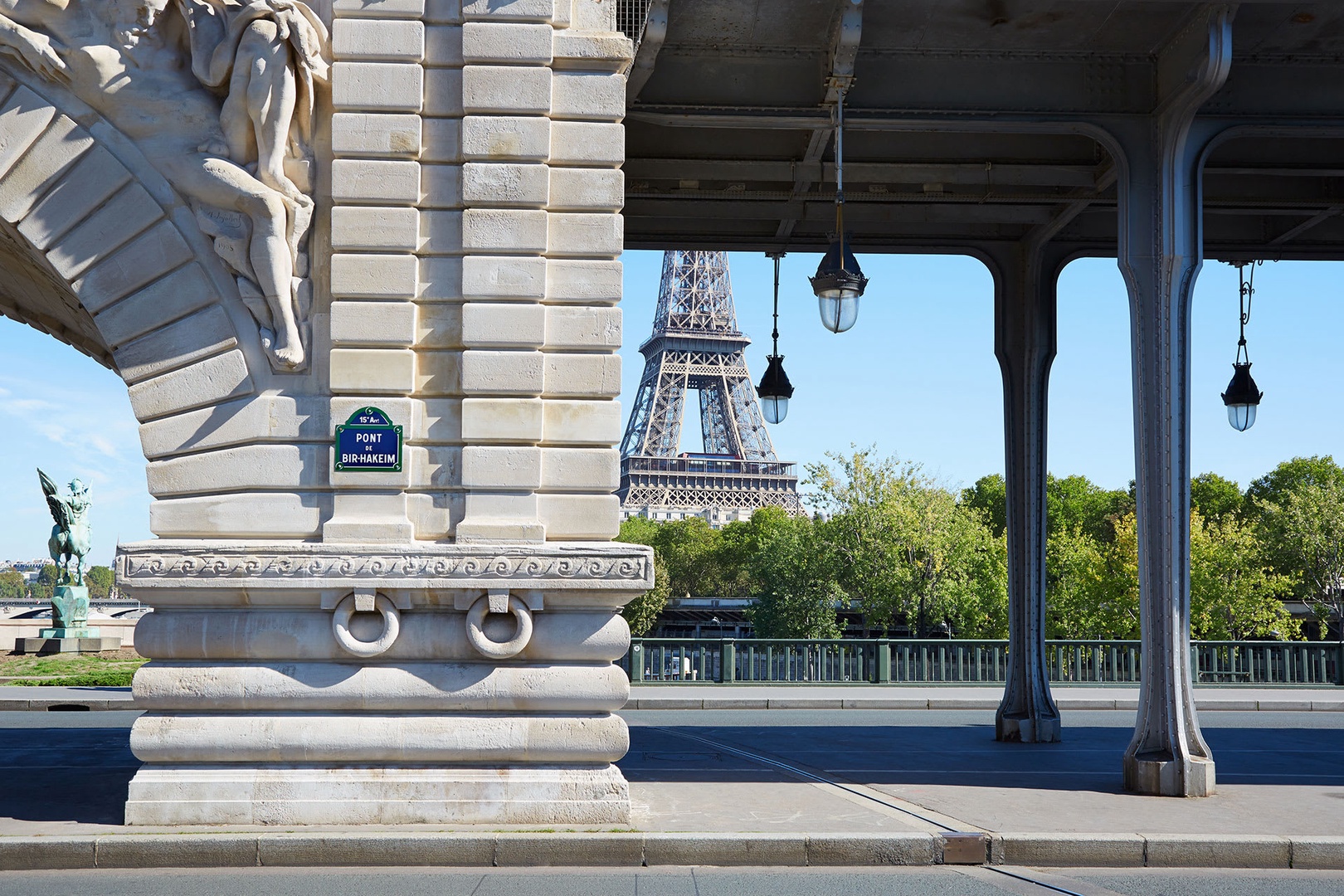 Easily get around Paris from the 16th arrondissement.