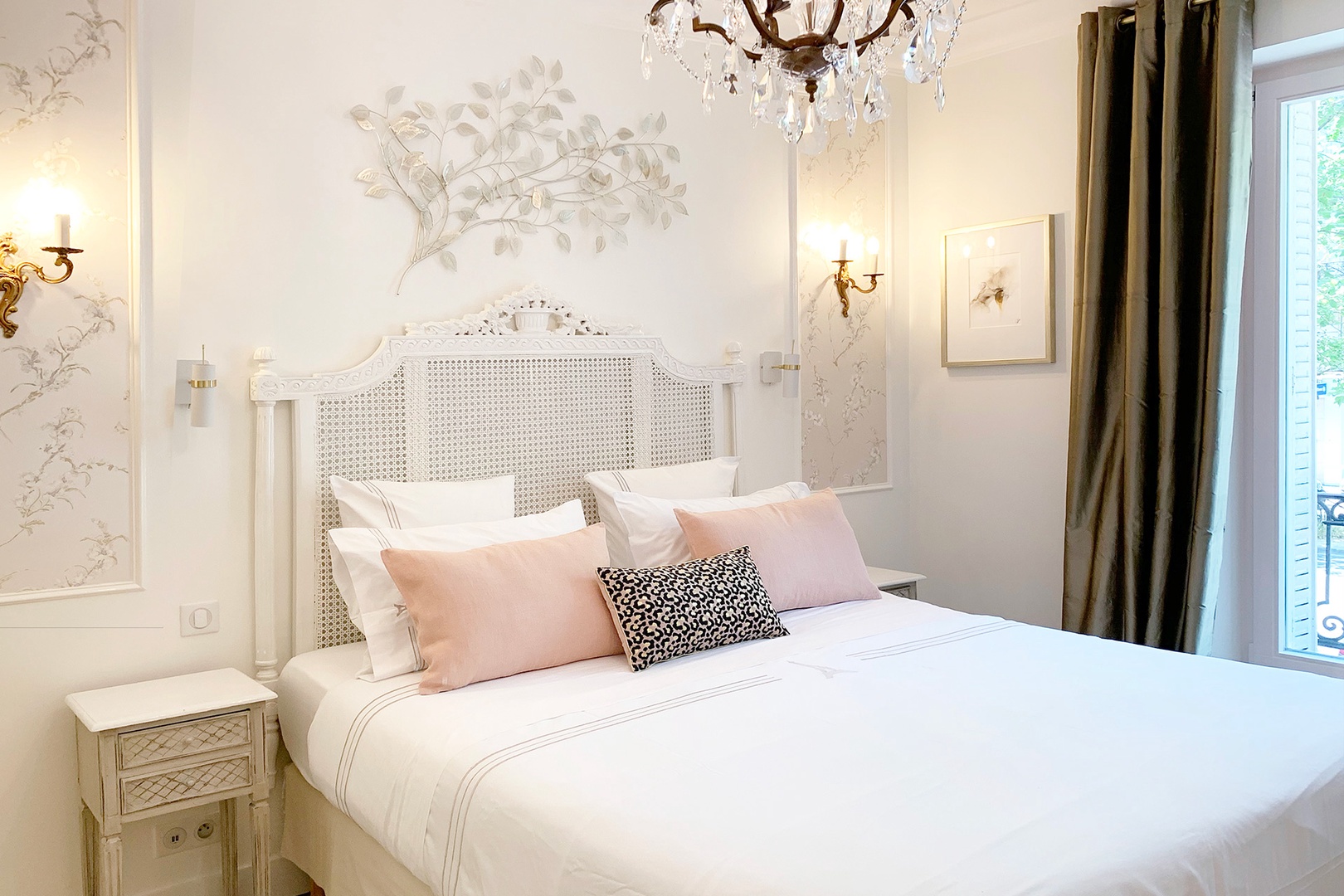 It will be easy to relax in the romantic bedroom 1 with a comfortable bed and elegant decor.