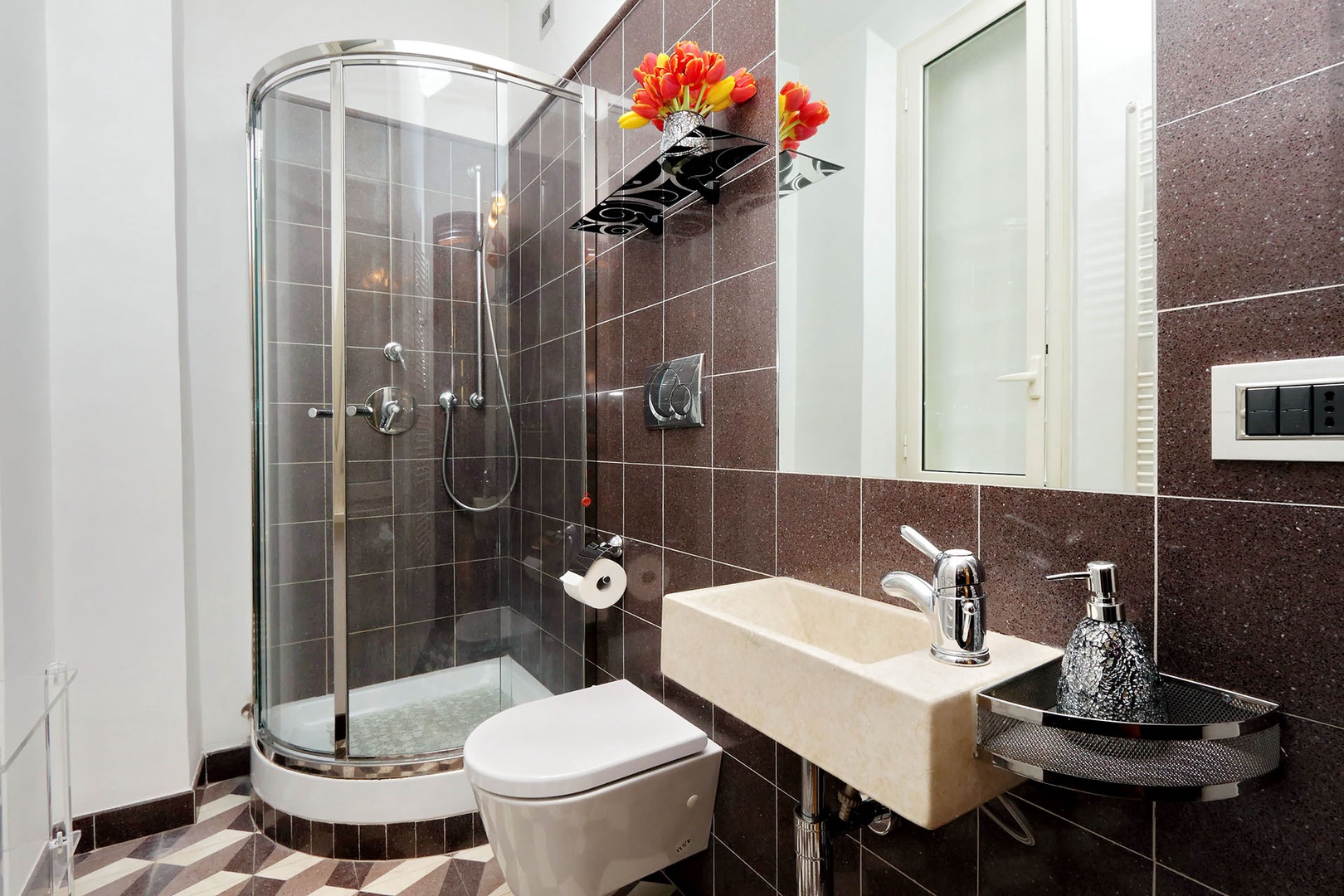 Modern bathroom 3, is located in the hallway right next to bedroom 4.