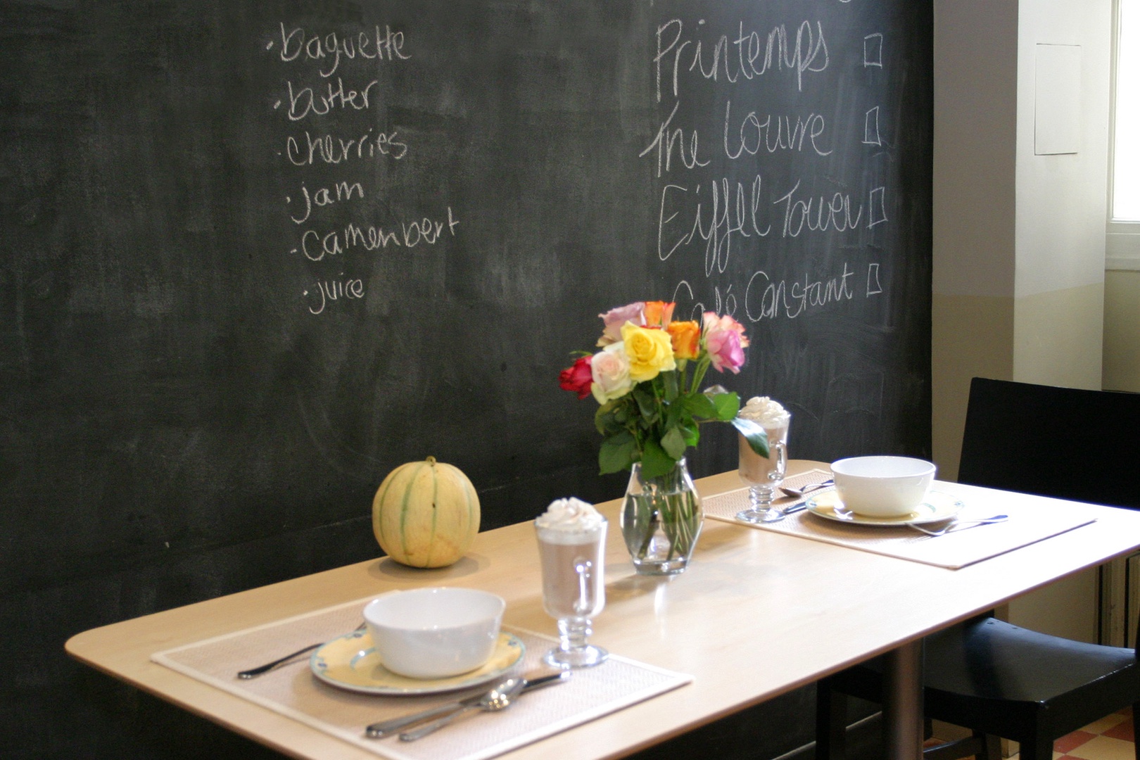 Plan your days on the kitchen blackboard behind the table.