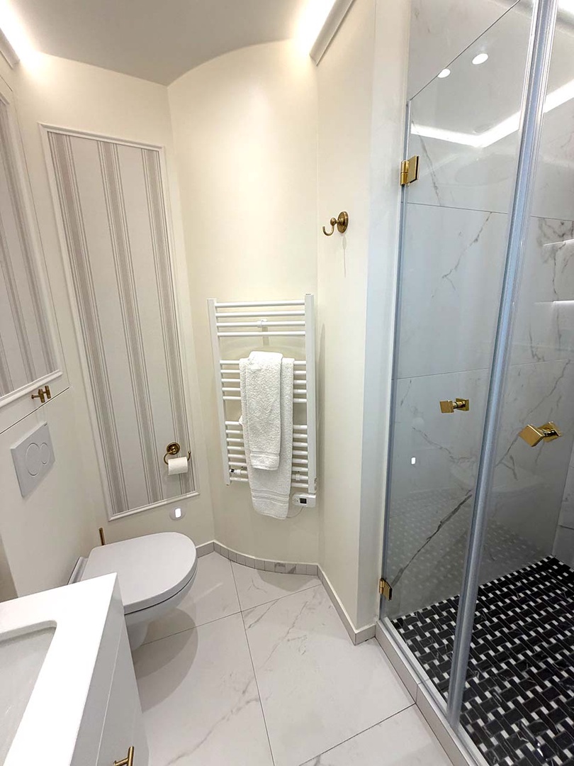 En suite bathroom 2 with shower, toilet and sink.