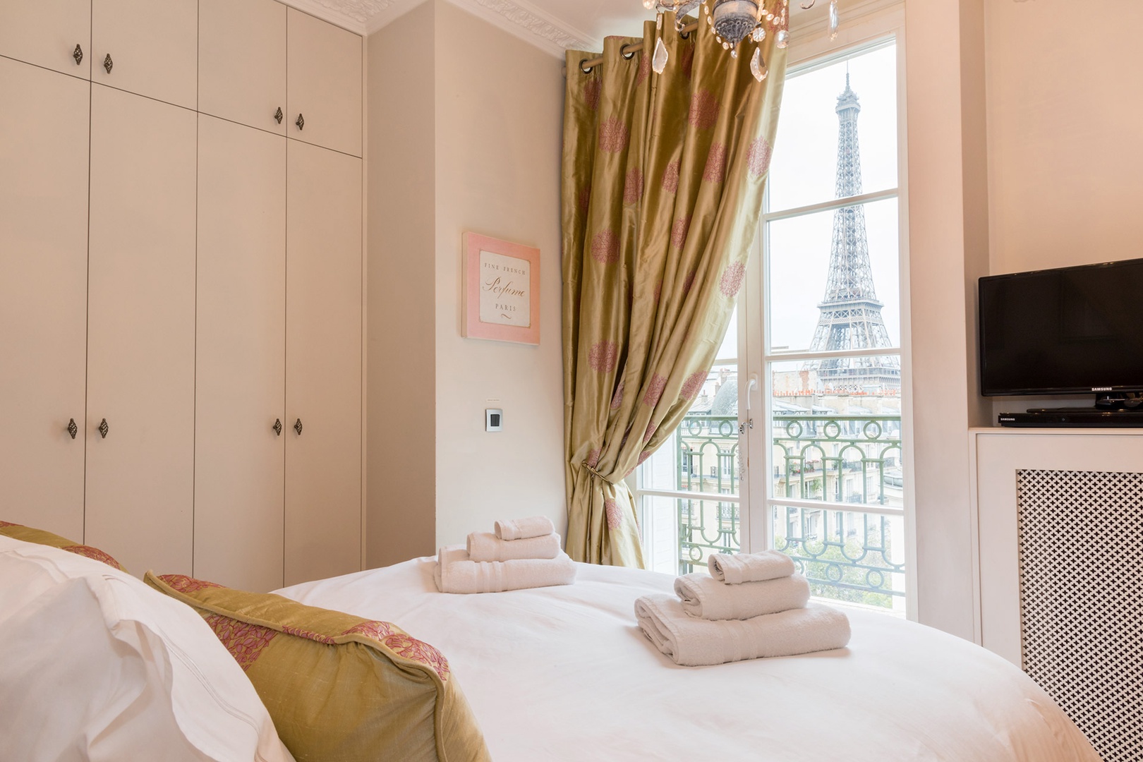 Bedroom 1 is the most romantic bedroom in Paris!