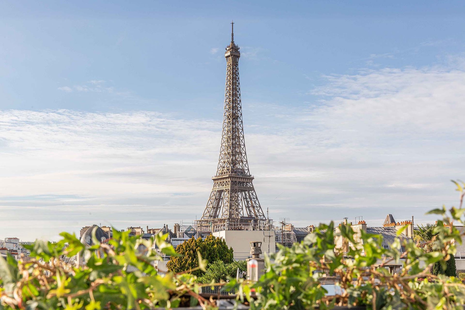 Step out from the living room to the balcony for an unforgettable sight!