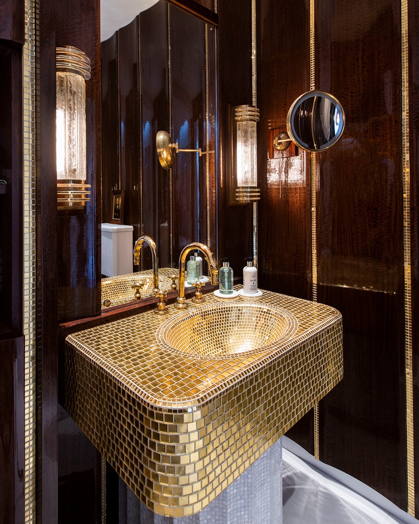 Gold mosaic details in the en suite bathroom.