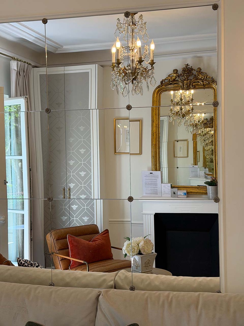 Gorgeous details reflected in the mirrored wall over the sofa.