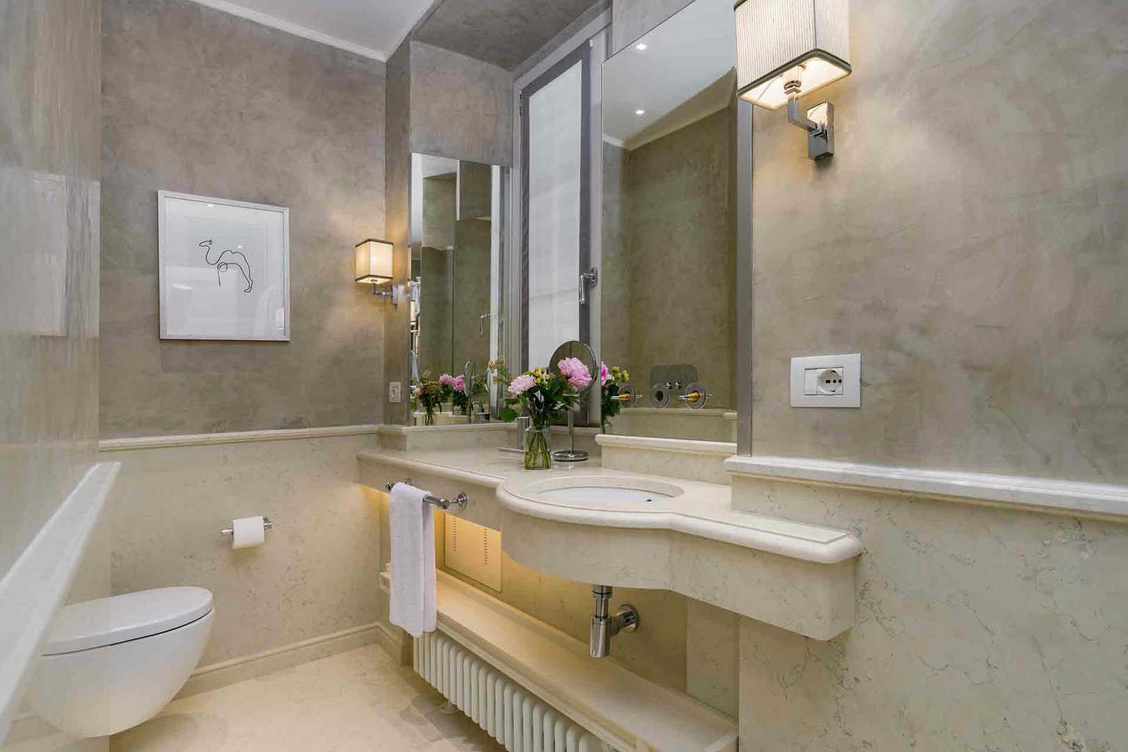 Bathroom 2 en suite to bedroom 2.