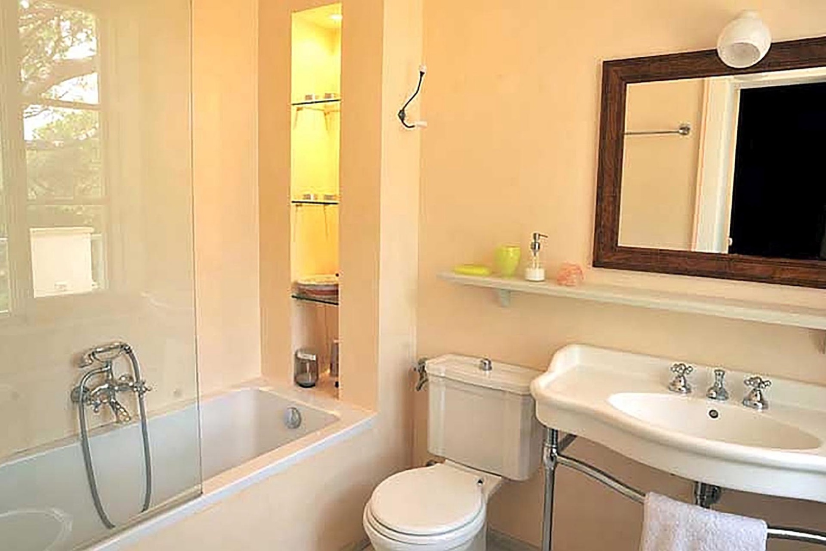 Bathroom 1 en suite to bedroom 1