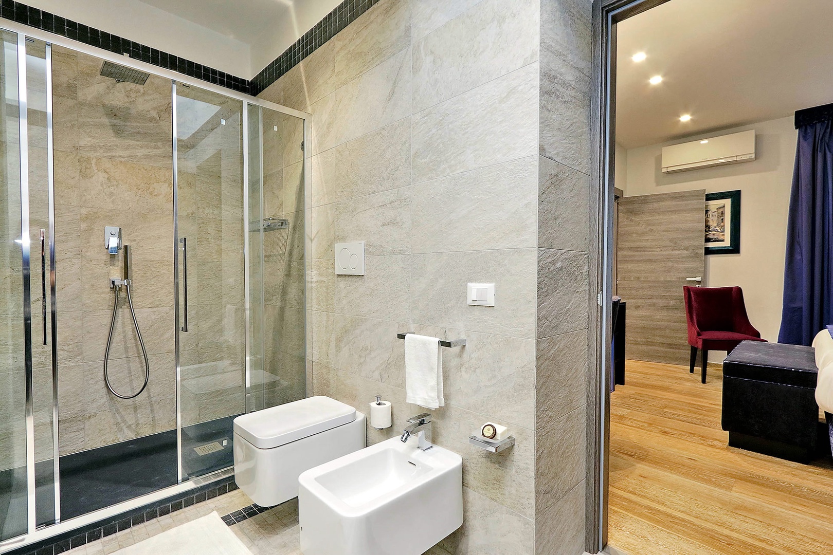 En suite bathroom 2 has toilet and bidet.