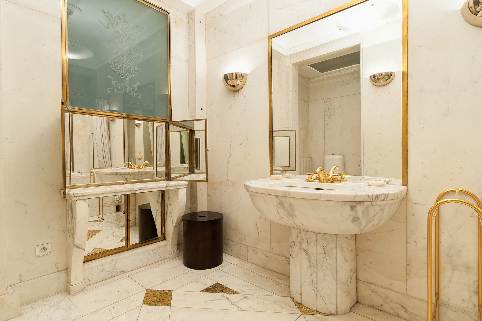 You will love luxury finishings in the en suite bathroom.