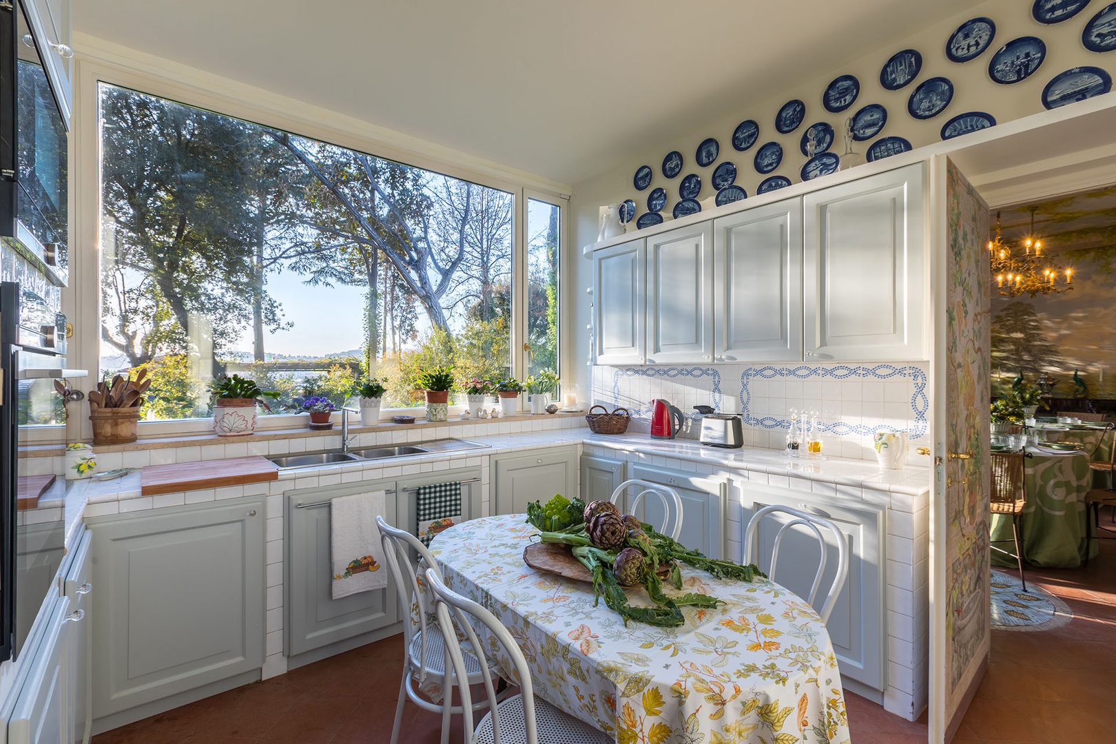 Fully equipped kitchen with large windows and lovely view of the garden.