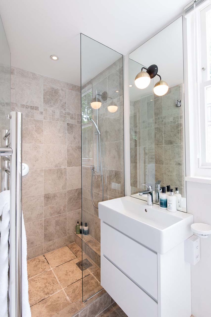 Full en suite bathroom located in bedroom 2.