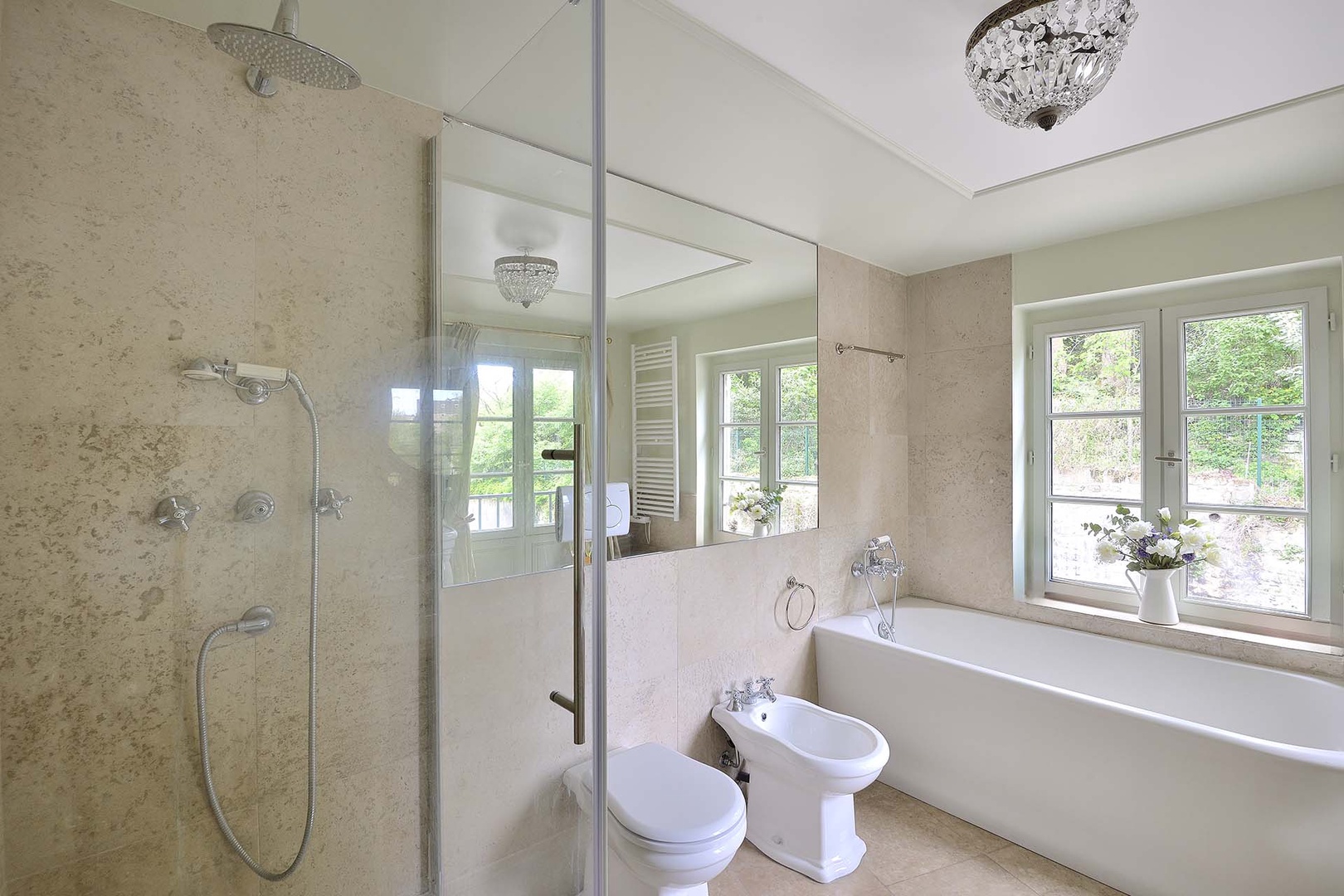 Separate shower in the en suite bathroom.
