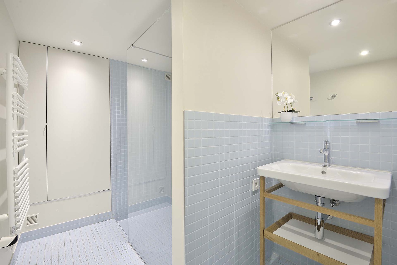 Large bathroom is beautifully finished.