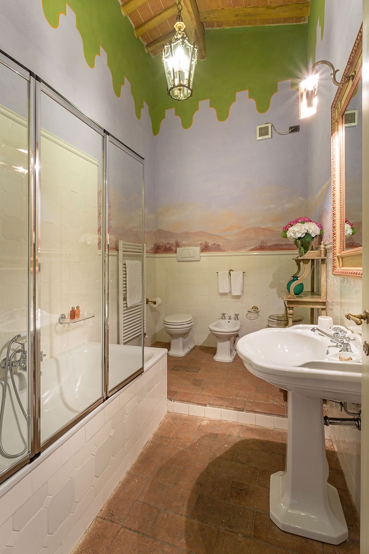 En suite bathroom with combination bathtub/shower