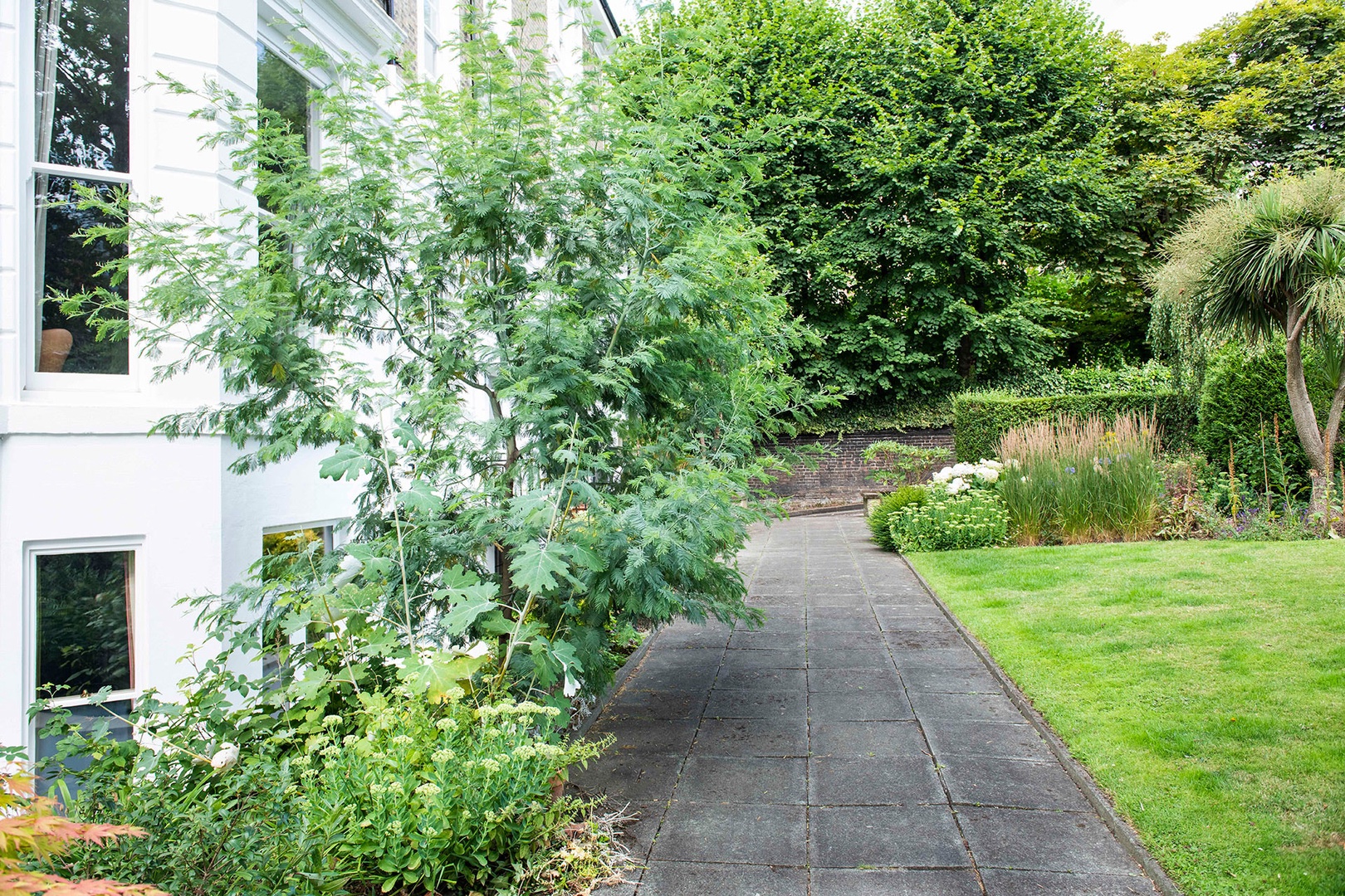 Beautiful garden to enjoy during your stay.