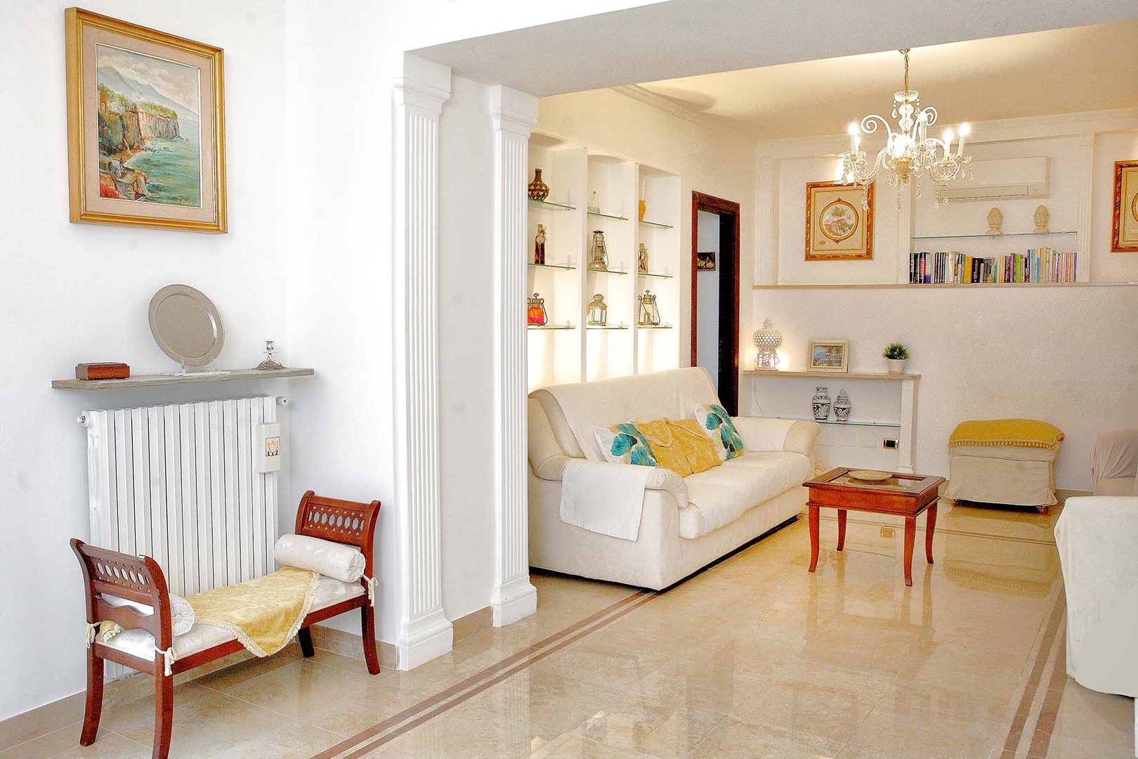 Enjoy relaxed moments at home in the living room.