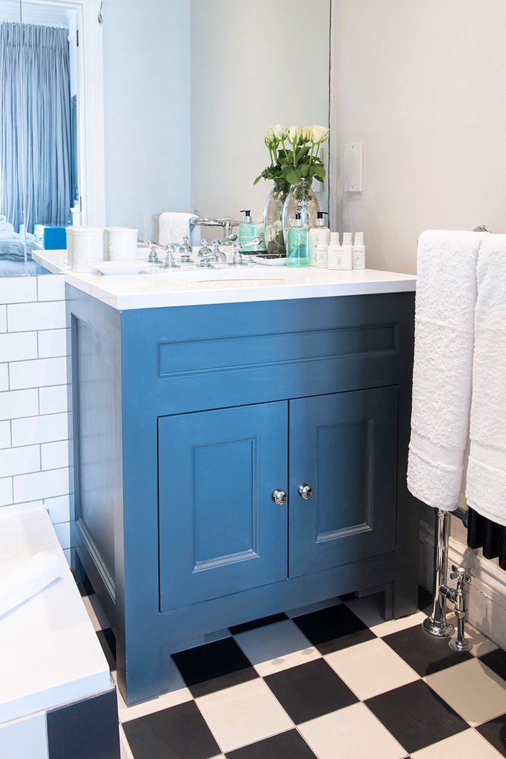 En suite bathroom with shower, sink and toilet