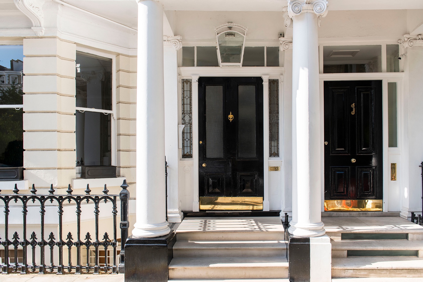 Arrive home to classic Kensington charm in London!