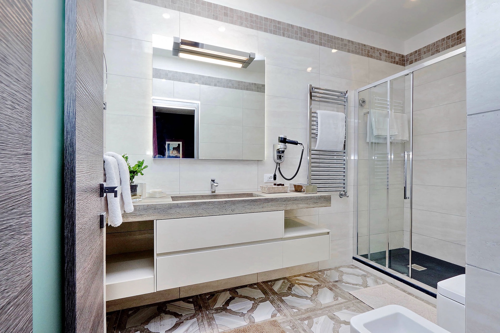 Spacious en suite bathroom in bedroom 1.