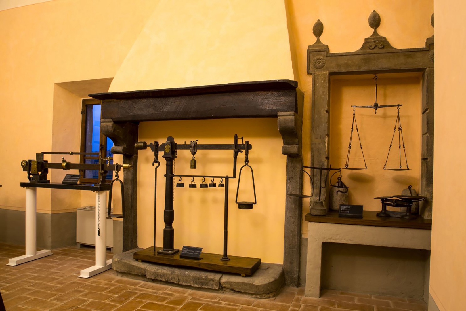 The Museum of Scales interactively shows 600 years of history of weighing machines. Good for kids