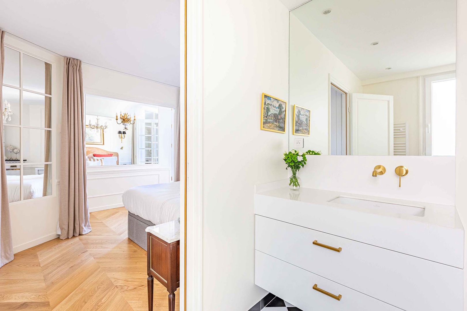 Beautiful and bright bathroom 1.