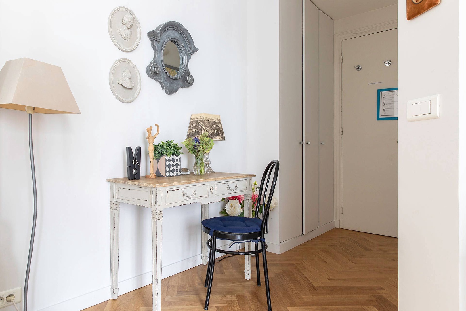 Cute desk in the living room.