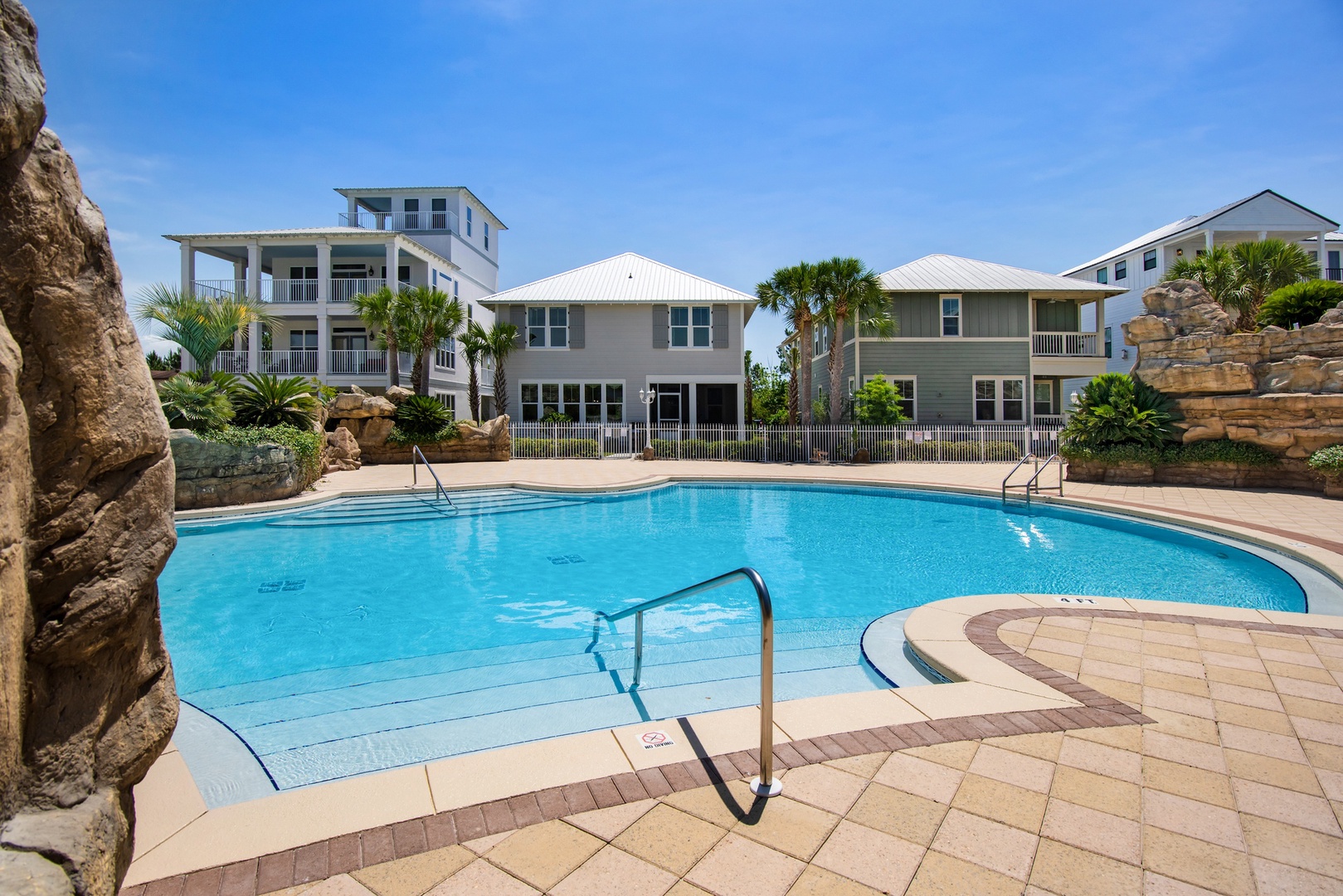 Directly on the pool with private access!