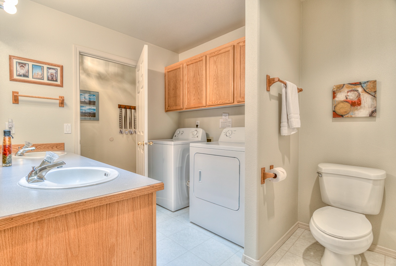 Queen Suite bath w/washer and dryer