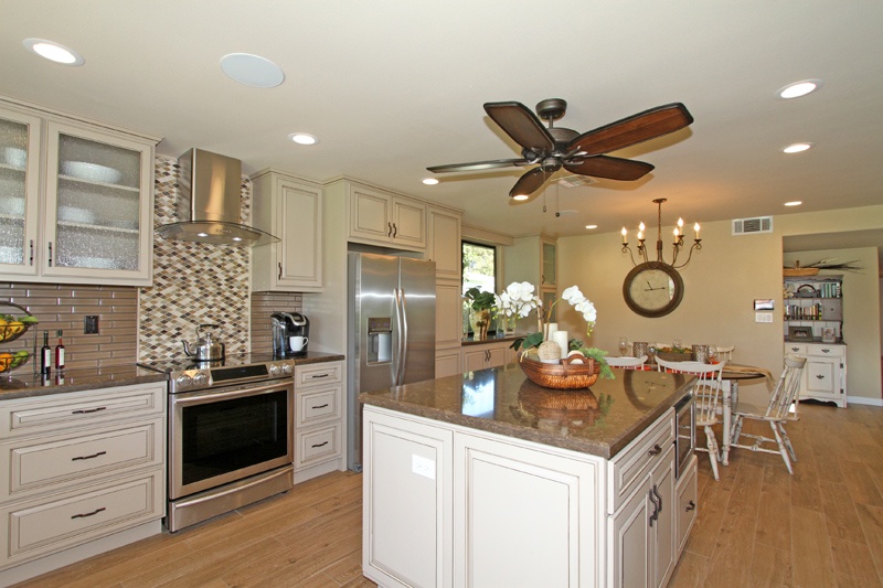 Amazing Well Supplied Kitchen